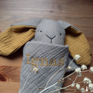 szmaciana przytulanka z organicznego muślinu, króliczek z muślinu, szmatka przytulanka