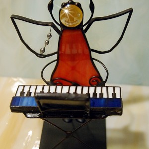 Aniołek witrażowy 3D  pianista