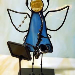 Aniołek witrażowy 3D  saksofon