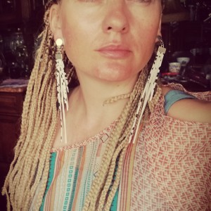 Długie lekkie nakrapiane klipsy