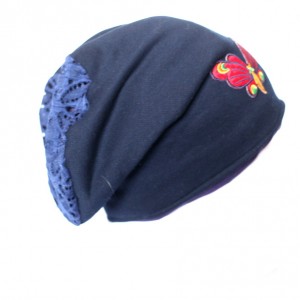 czapka damska z motylem z widoczna podszewką
