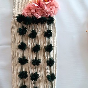 Makatka ze zwisającymi kwiatami makrama