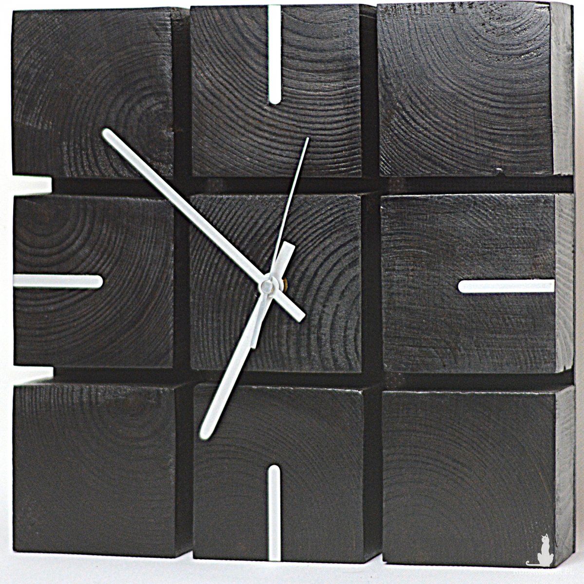 Zegar z klocków drewnianych.
