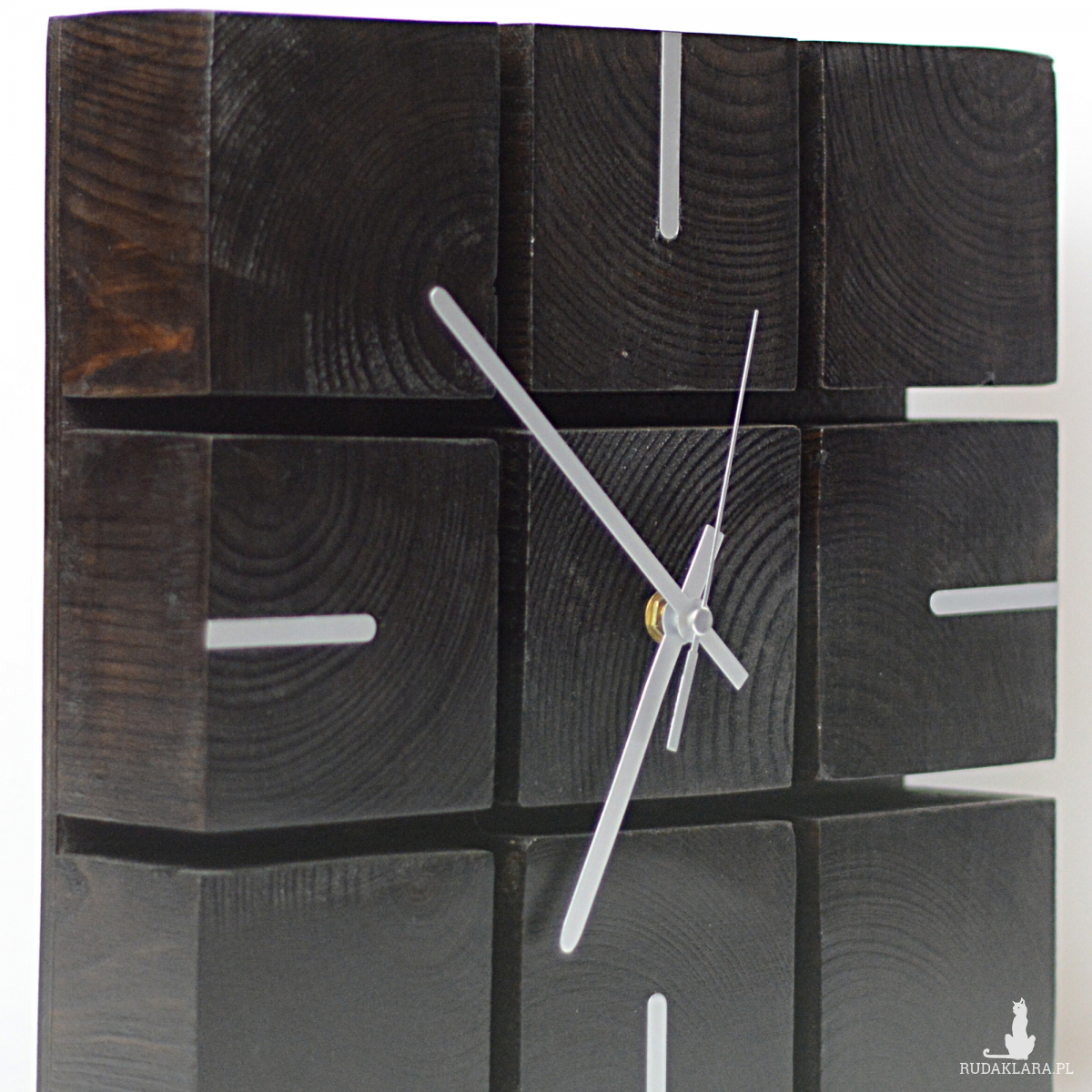 Zegar z klocków drewnianych.