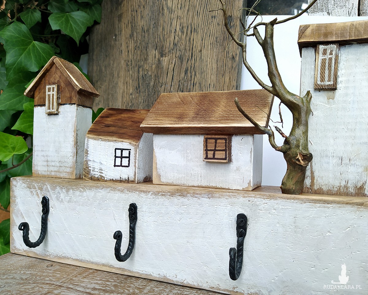 Drewniany wieszak, biały, malowany, z domkami