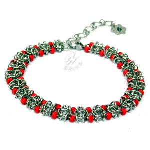 Bransoletka chainmaille z czerwonymi koralikami