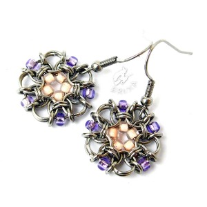 Kolczyki kwiatki chainmaille z fioletowymi i różowymi koralikami