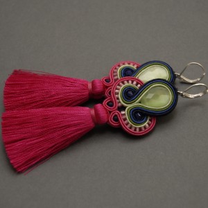 kolorowe kolczyki lub klipsy sutasz z chwostami