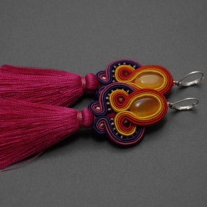 kolorowe kolczyki lub klipsy sutasz z chwostami