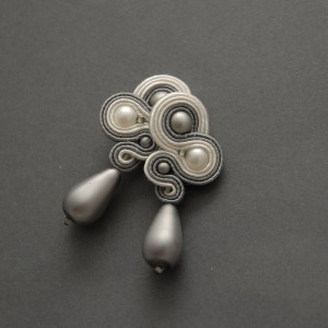 szaro-białe kolczyki lub klipsy sutasz