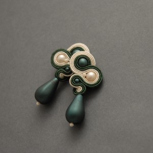 zielono-kremowe kolczyki lub klipsy sutasz