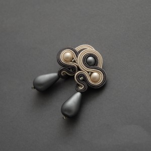 grafitowo-kremowe kolczyki lub klipsy sutasz