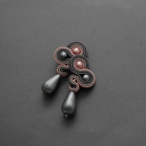 grafitowo-różowe kolczyki lub klipsy sutasz