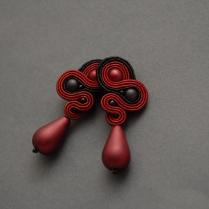 czerwono-czarne kolczyki lub klipsy sutasz