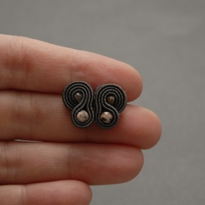 malutkie kolczyki sutasz