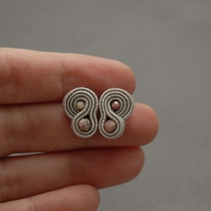 malutkie kolczyki sutasz