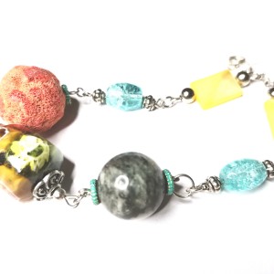 bransoletka koralikowa z kamieniami