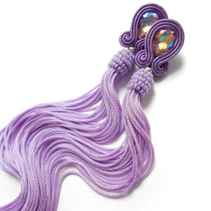 KOLCZYKI SUTASZ smukłe frędzle hand made lawendowe