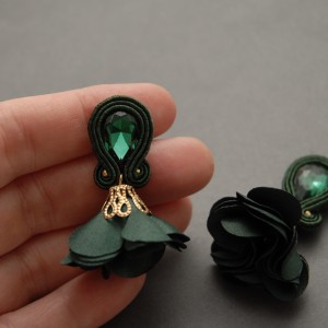 zielone kolczyki lub klipsy sutasz z kwiatkami