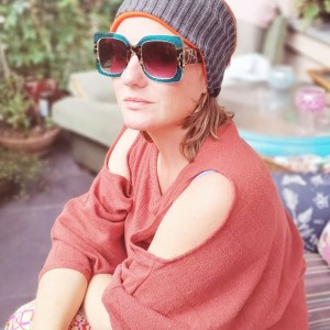 Opaska unisex dzianina szara na pomarańczowym tle