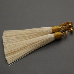 kolczyki lub klipsy z chwostami (kremowe)