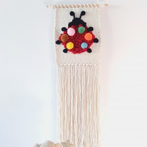 Biedronka z pomponami makatka makrama zawieszka ścienna