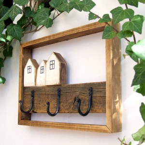 3 białe domki - wieszak na starej desce