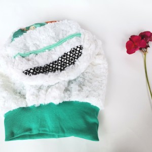 Czapka biała smerfetka futerkowa