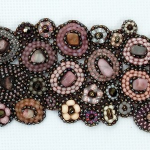 koralikowa łąka z rodonitem