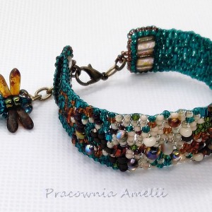 freeformowa kompozycja na morskim tle z owadem