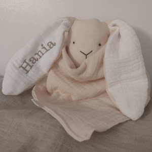 prezent z okazji Chrztu, personalizowana zabawka z imieniem, muślinowy króliczek przytulanka dla noworodka, zabawki Montessori