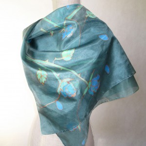 Niebieskie róże na ciemnozielonym tle, jedwabna chusta ręcznie malowana