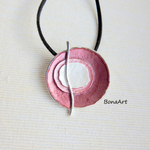 Naszyjnik z malowaną zawieszką w odcieniach różu