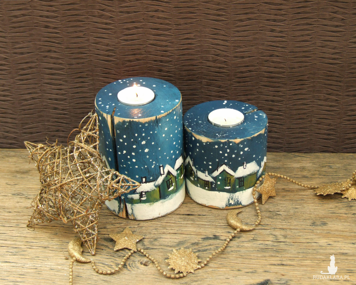 Dwa drewniane świeczniki - Miasteczko zasypane śniegiem
