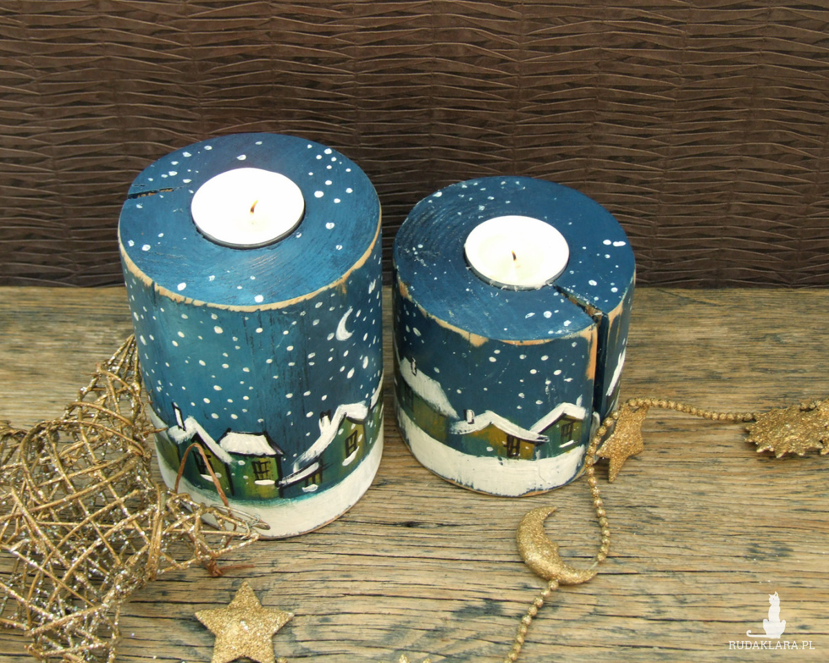 Dwa drewniane świeczniki - Miasteczko zasypane śniegiem