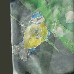 Sikorka i konwalie, jedwabna ręcznie malowana chusta