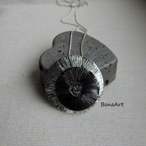 Długi naszyjnik z zawieszką srebrno-grafitową, karbowaną