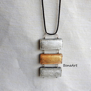 Długi naszyjnik z zawieszką z żywicy