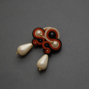 kolorowe kolczyki lub klipsy sutasz