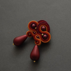 kolorowe kolczyki lub klipsy sutasz