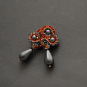 kolorowe kolczyki lub klipsy sutasz