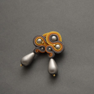 kolorowe kolczyki lub klipsy sutasz