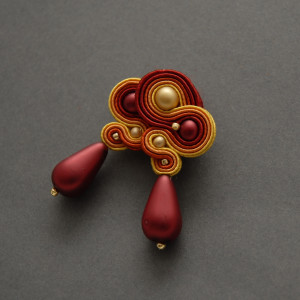 kolorowe kolczyki lub klipsy sutasz