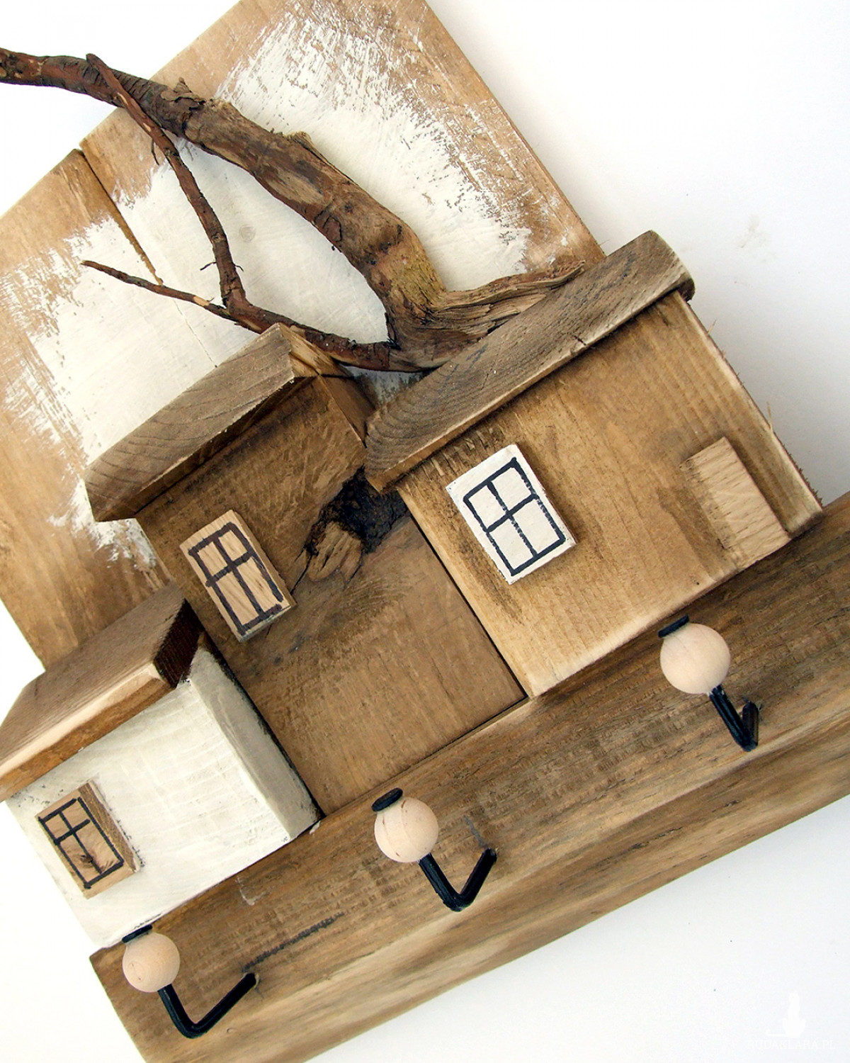 Drewniany wieszaczek w naturalnej kolorystyce - Trzy domki