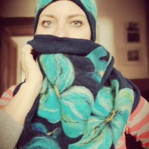 komplet wełniany granat wełna merynosy kwiaty