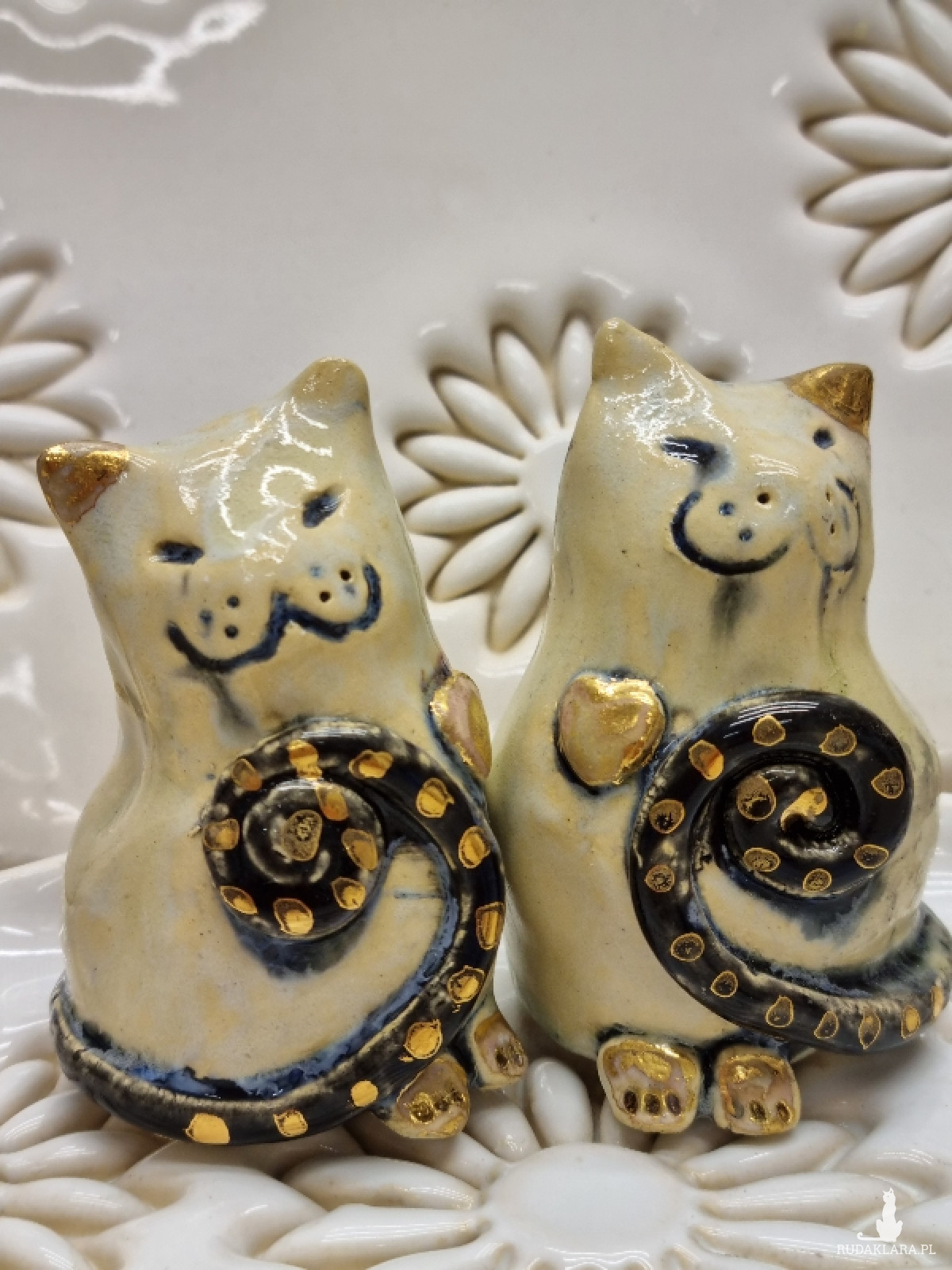 Koty solniczki, zdobione złotem ceramicznym