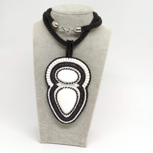Czarno biały naszyjnik ze skolecytami Audrey