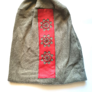 Czapka szara z czerwonym folkowy paskiem