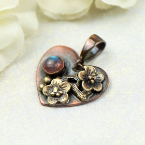 Miedziany wisiorek w kształcie serca c855-1