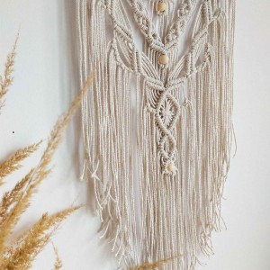 Makrama na naturalnej bukowej gałęzi